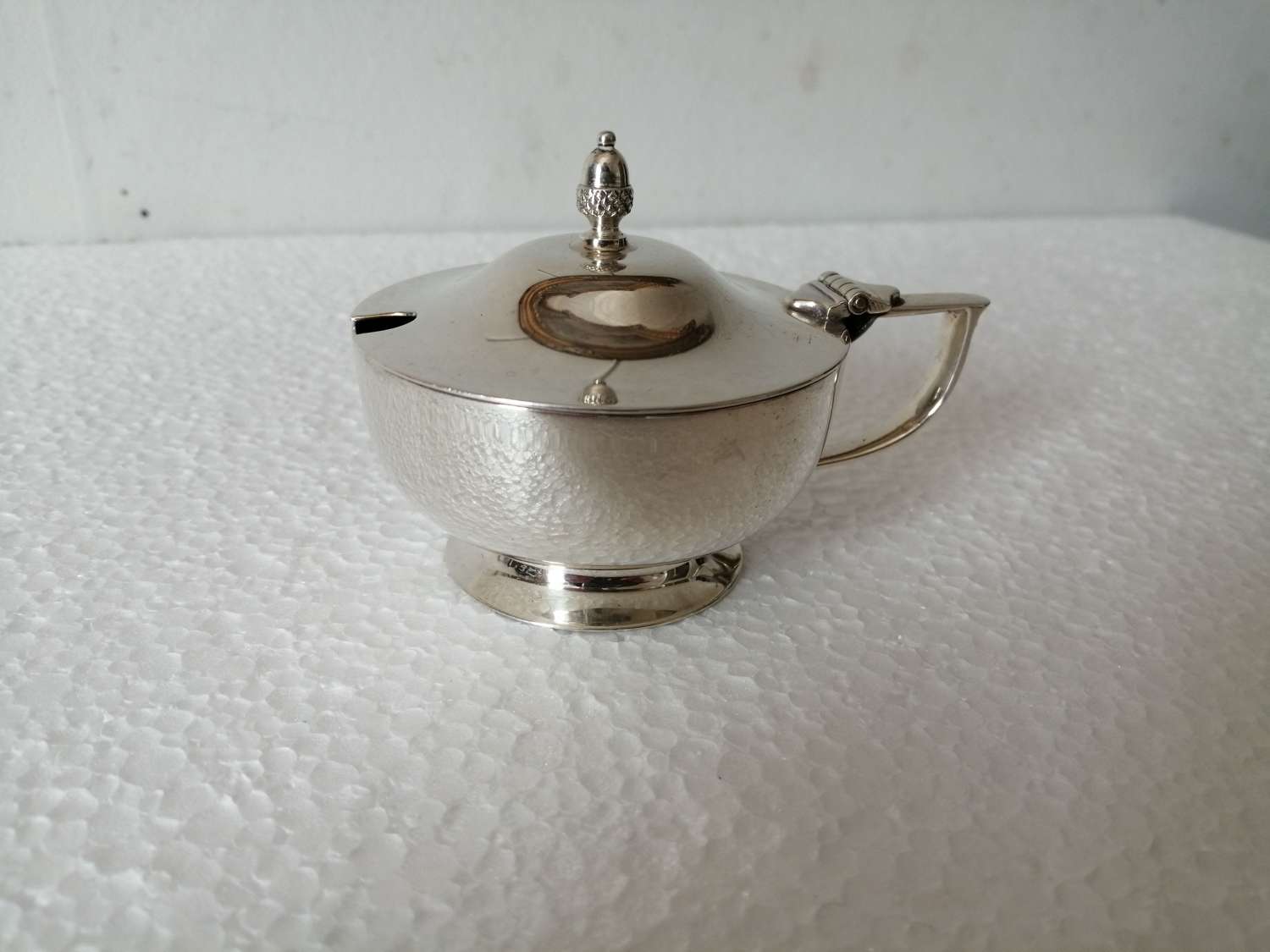 A stylish silver mustard pot