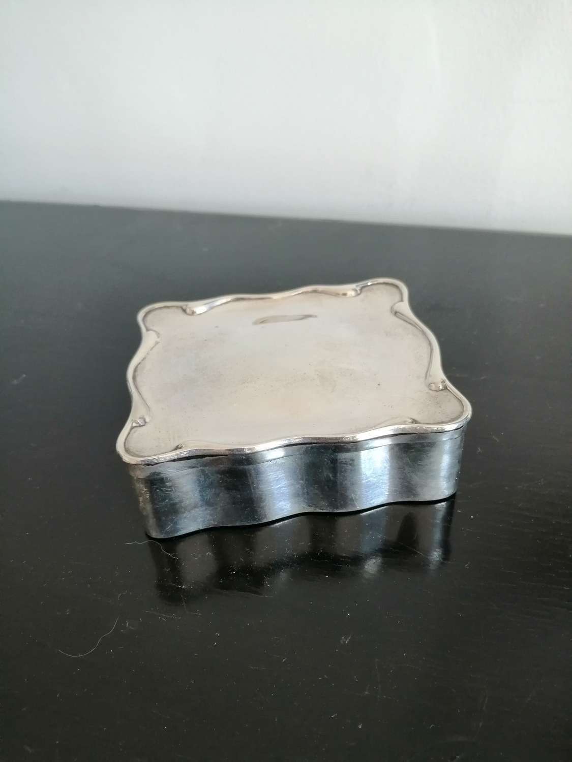A silver serpentine shaped ring / jewellery box