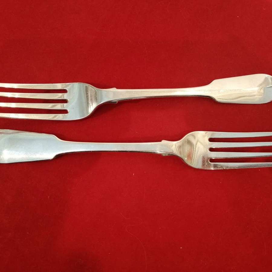 A good pair of Georgian fiddle back silver forks