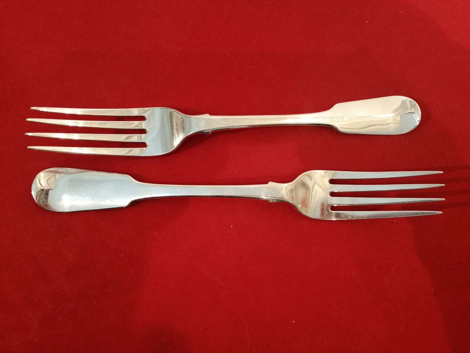 A good pair of Georgian fiddle back silver forks